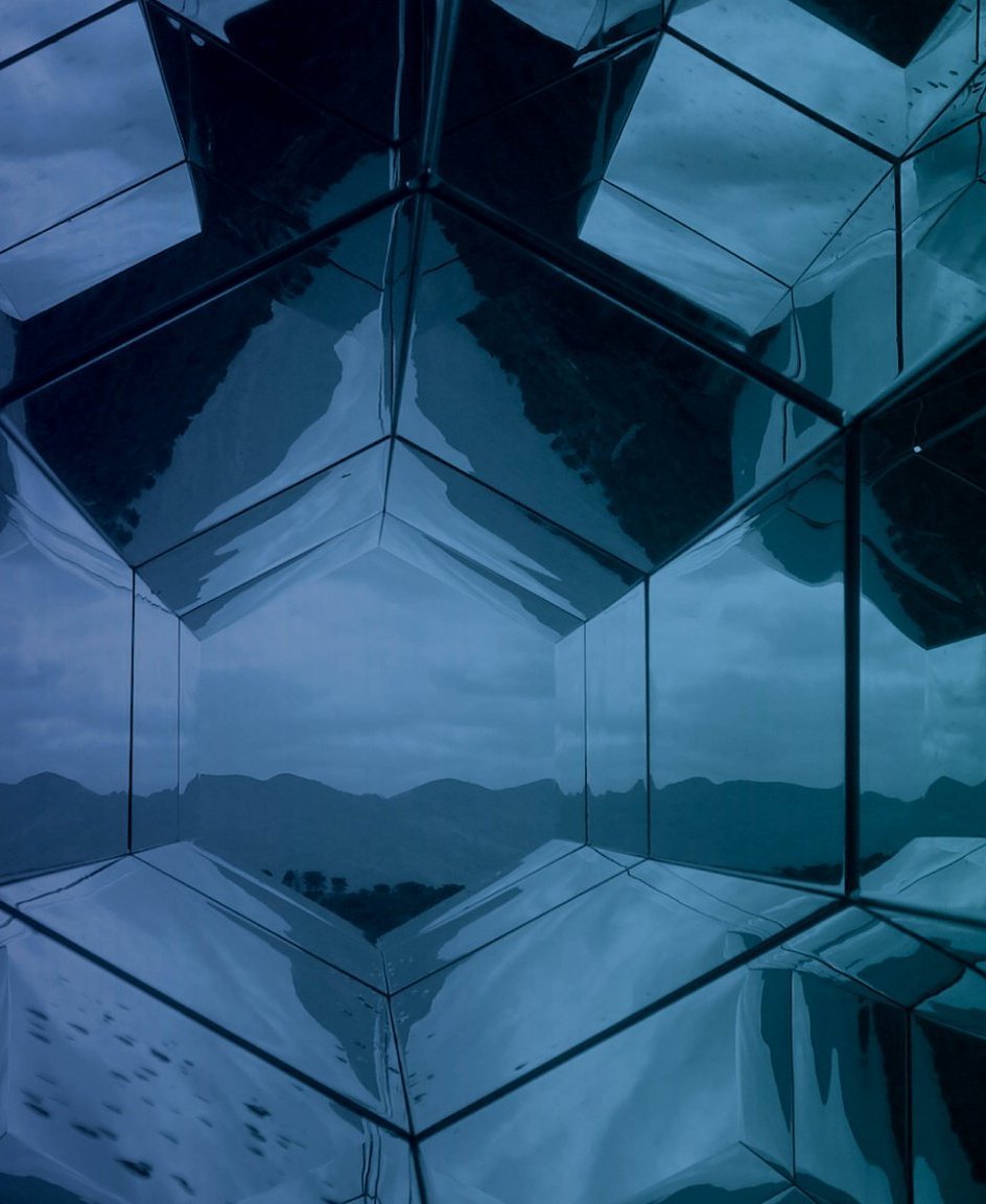Dies ist ein blau eingefärbtes Bild von Architektur.