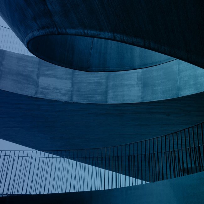 Dies ist ein blau eingefärbtes Bild von Architektur.