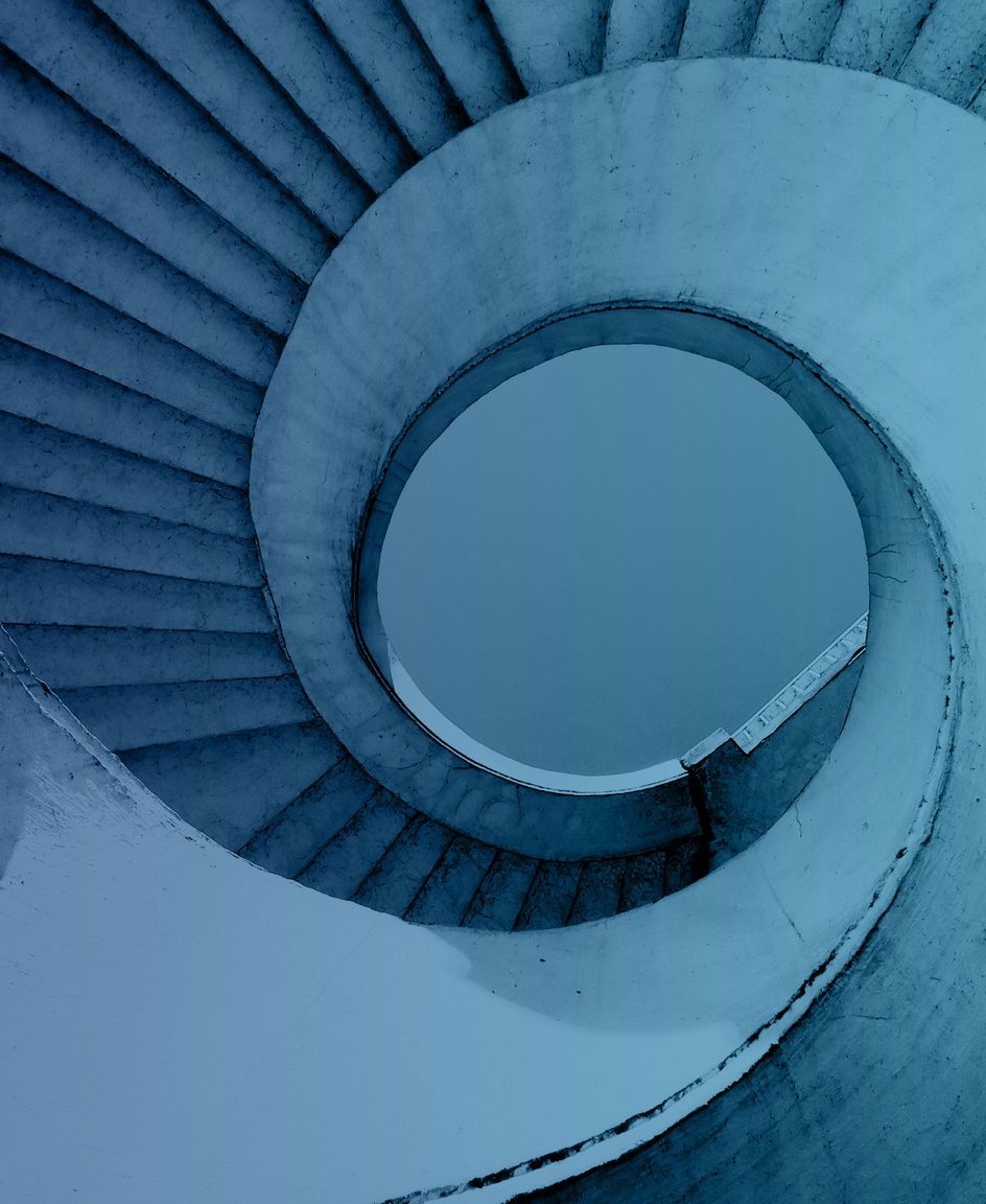 Dies ist ein blau eingefärbtes Bild von Architektur.