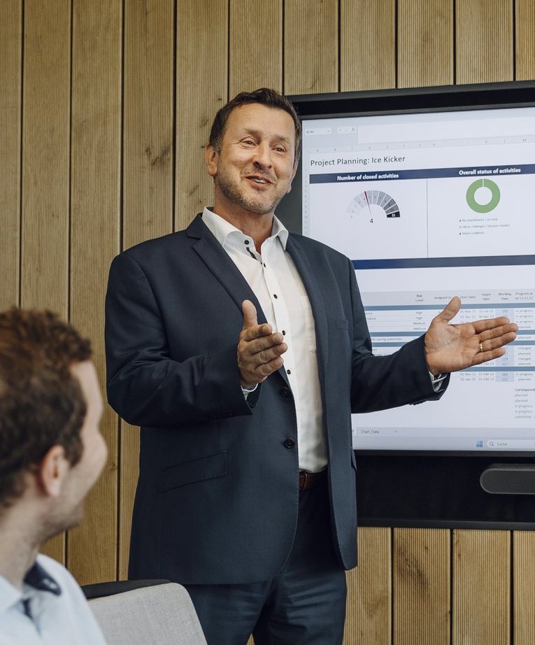 Ein Consultant stellt seine Präsentation in einem Meeting vor.