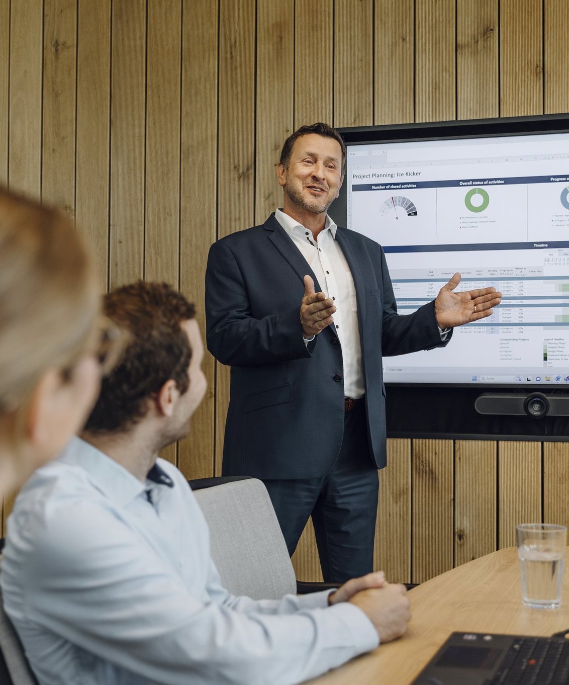 Ein Consultant stellt seine Präsentation in einem Meeting vor.