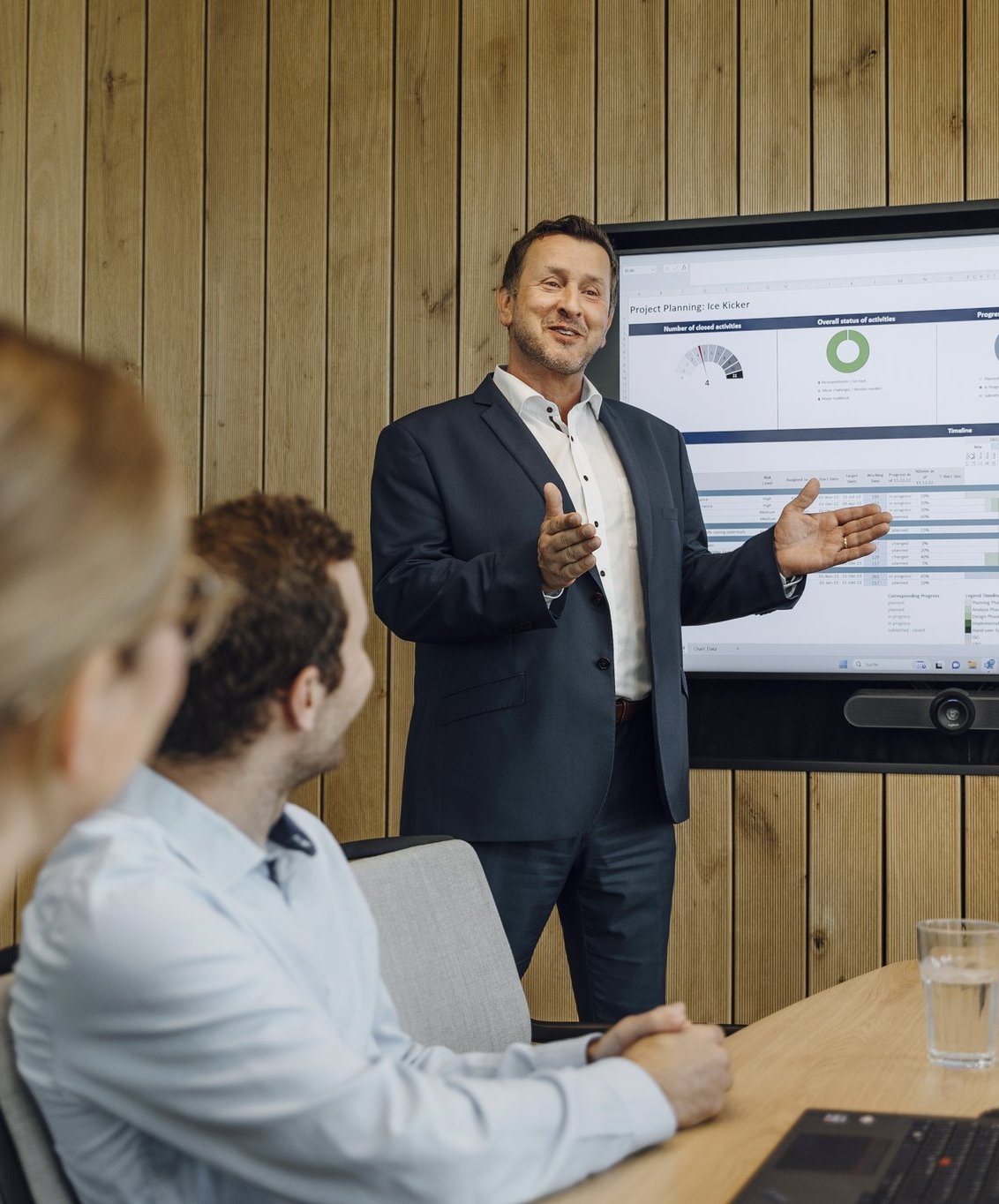 Ein Consultant stellt seine Präsentation in einem Meeting vor.