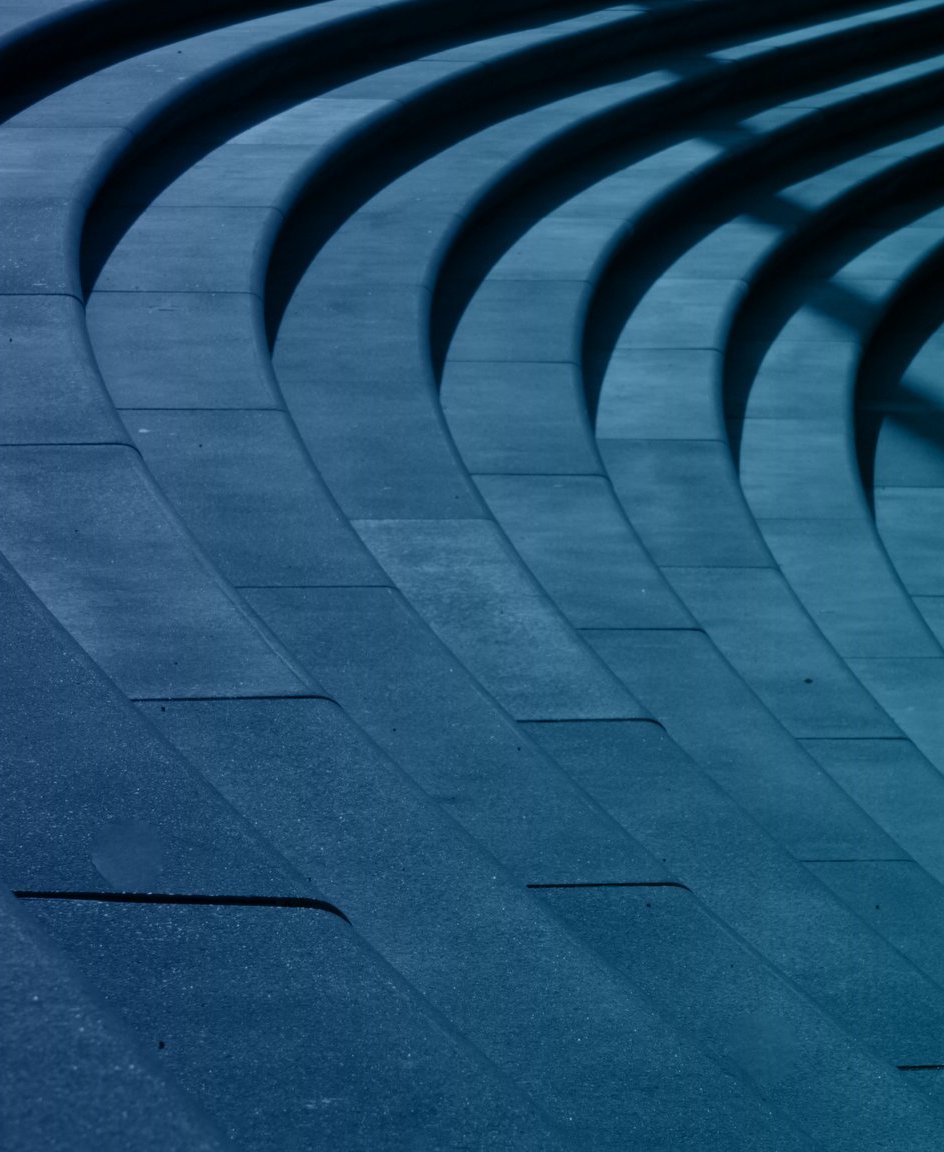 Dies ist ein blau eingefärbtes Bild von Architektur.