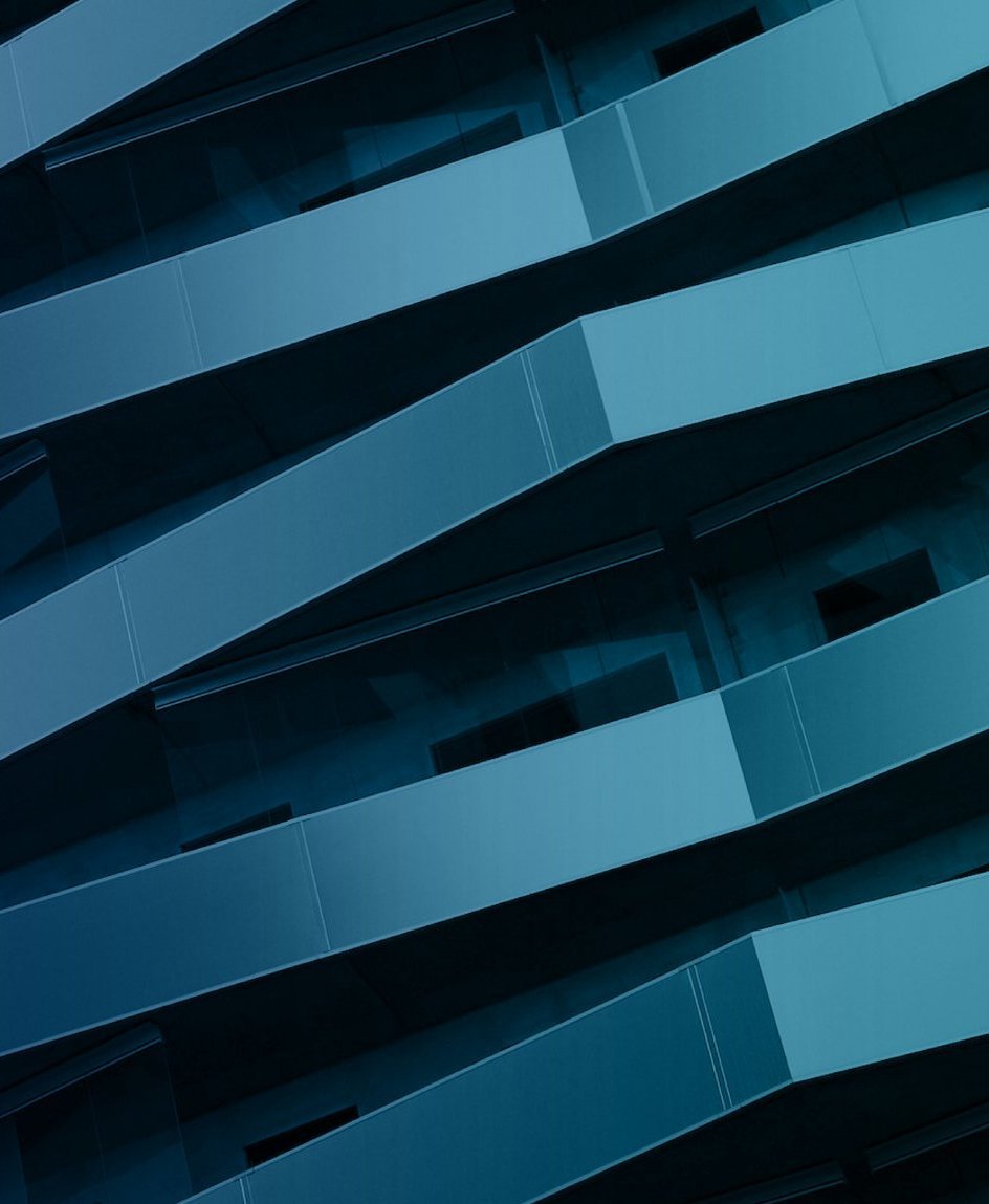 Dies ist ein blau eingefärbtes Bild von Architektur.