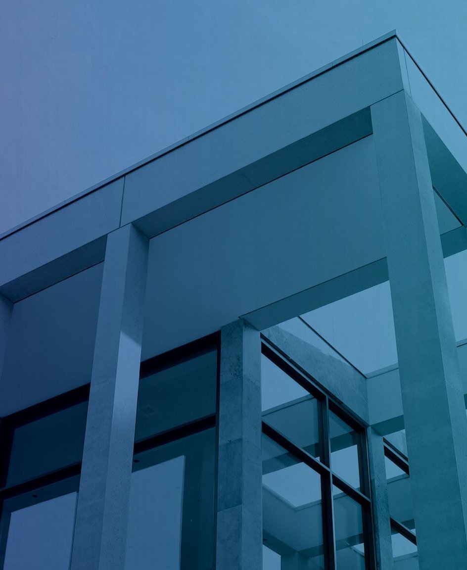 Dies ist ein blau eingefärbtes Bild von Architektur.
