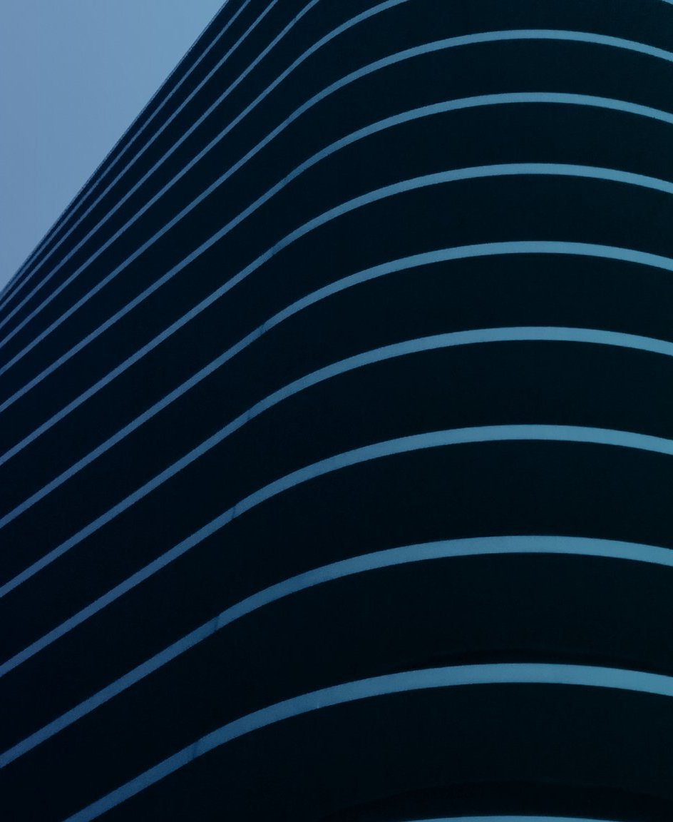 Dies ist ein blau eingefärbtes Bild von Architektur.