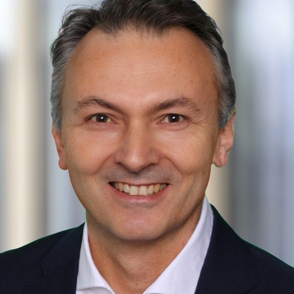 Dies ist ein Portrait von Dr. Michael Auer.