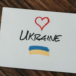 Eine Karte mit einem Herz, dem Schriftzug "Ukraine" und der ukrainischen Flagge