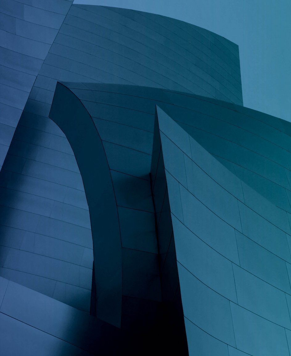 Dies ist ein blau eingefärbtes Bild von Architektur.