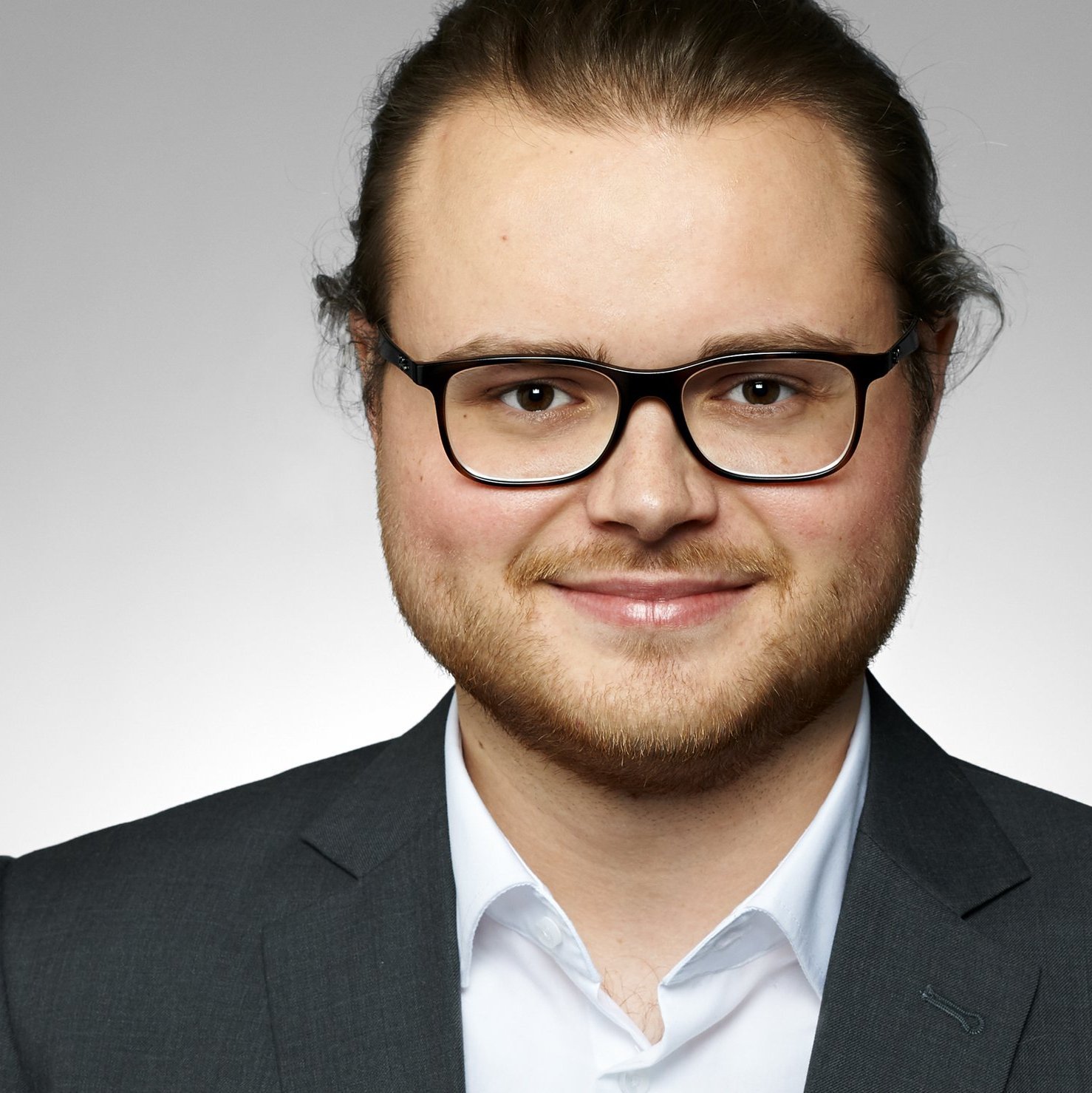 Dies ist ein Porträtfoto von Damian Koch.